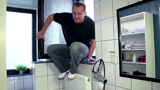 Büyük yuvarlak götlü esmer banyoda sert sikiliyor
