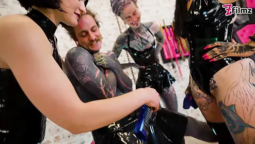 Üç zalim lateks tanrıça dövmeli köleyi derinden ses ve üretral parmaklamayla mahvediyor