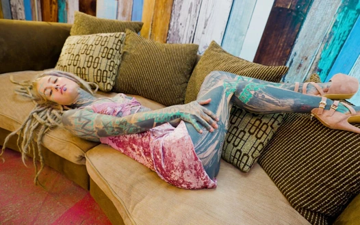 Seksi alt dreadhead kız götüyle büyük bir yarağa biniyor