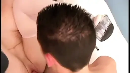 Sarışın fahişe genç asılı bir adam tarafından domalıyor ve arkadan sikiliyor