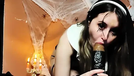 Rahibe çok fazla tükürük ile büyük siyah dildo emiyor