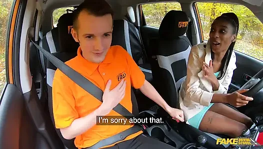 Fake driving school - Asia Rae bir derse gittiğinde biraz beyaz yarakla yetiniyor