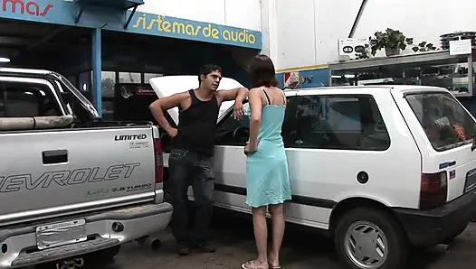 Kaltak tamircisini yalıyor ve sikiyor