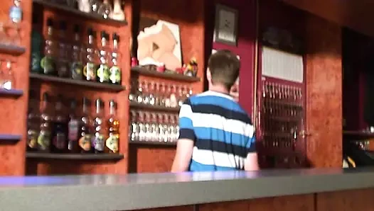 Çarpıcı bir Fransız sarışın aynı anda iki sert yarak alabilir