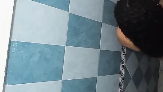 Baldızımla yalnız olmayı seviyorum çünkü banyo yaparken onu izleyebilirim