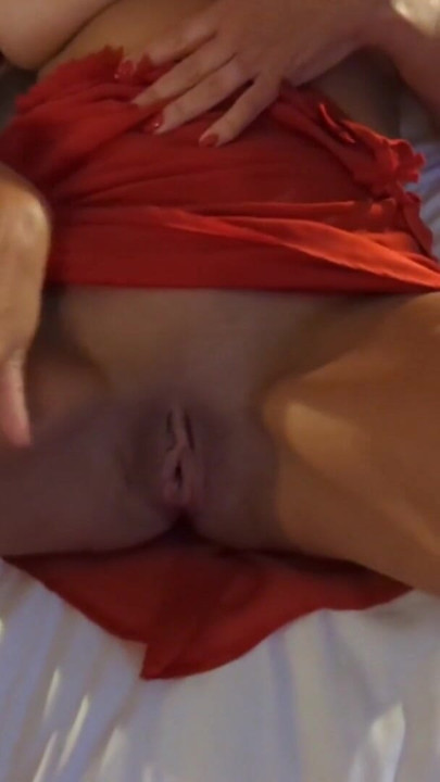 Sürtük orta yaşlı seksi karım erkeklerin yaraklarını izlemesi ve dokunması için soyunmayı seviyor | Klip 2