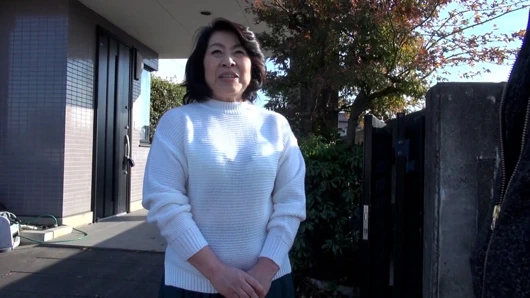 A delivery AV shooting crew called by a rural lady living in a rural town in A043G07! Pleasure SEX with a local mature woman!