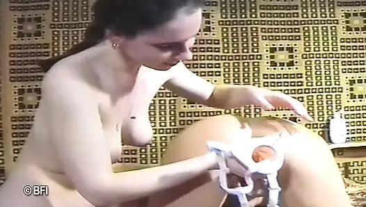 Seksi esmer ıslak amına dildo sokuyor