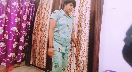 Hintli yaşlı ve yeterince ateşli torunu Telugu edepsizce konuşuyor.