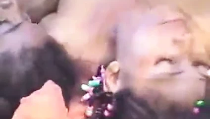 Şanslı bir adam sahilde iki abanoz perisi ile