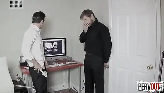 İş yerinde mastürbasyon yaparken yakalandı