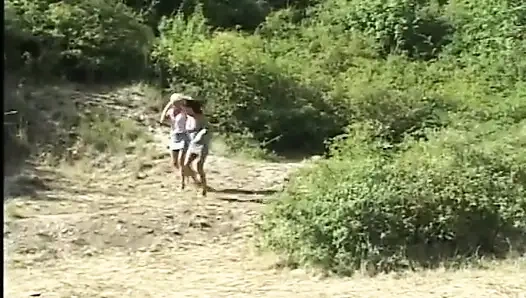 Lezbiyenler açık havada sert sikişiyor