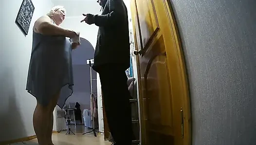 Kurye kız arkadaşını ağzından ve amından domaltarak sikiyor