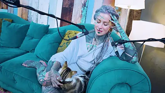 E - empati hakkında konuşuyorum - asmr podcast sfw konuşuyor gotik sıska kız dreadlocks dövmeli model dövmeli kız