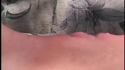 Sarışın ve esmer sürtükler güneşlenirken azıyor ve havuz başında birbirlerini sikiyor