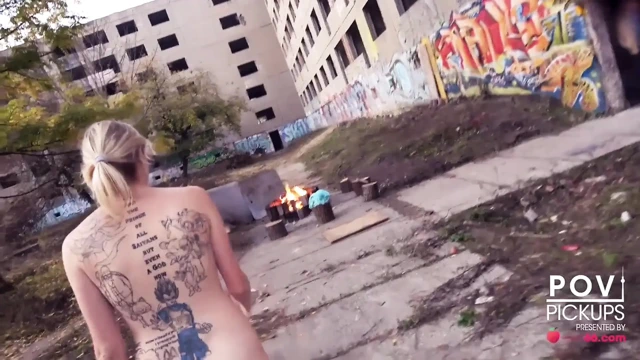 Alman sarışın genç kız şehirde çıplak geziyor + halka açık sikiş