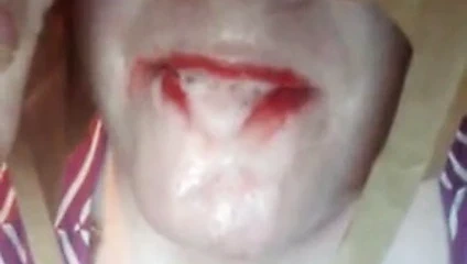 Pixie kadın dişlerini cum ile fırçalar