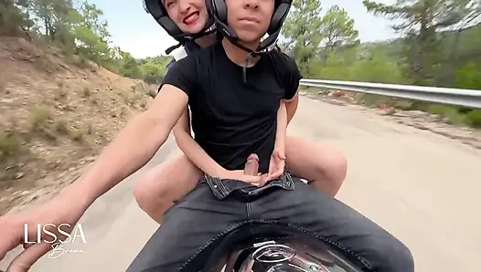 Motosiklette üvey erkek kardeşimin sikini çıkarıyorum
