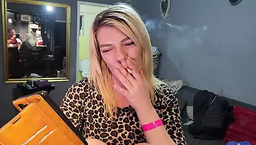 Sevimli kız barımda oturuyor ve külotunu teşhir ediyor