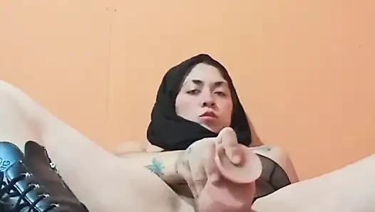 İran Müslüman ordusu görevden önce büyük dildoyla oynuyor