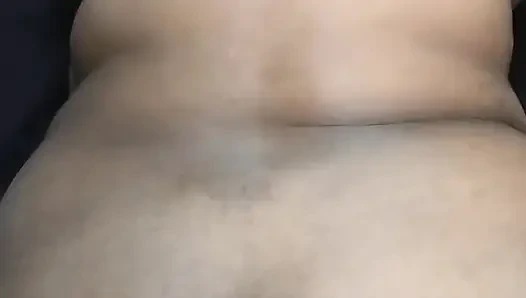 Büyük memeli üvey anne üvey oğlu arkadaşı tarafından sikiliyor