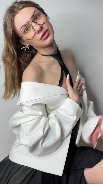 Может ли такая девушка, как я, сделать тебя твердым? 😍