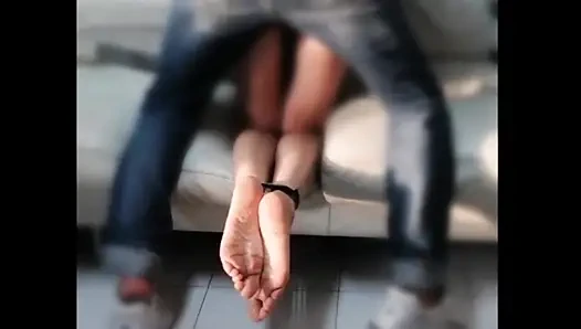 Seksi ayaklarıma bakıyordu