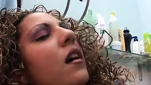 İtalyan amatör kadın banyoda sikiliyor