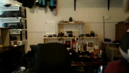 Küçük sarışın kız cam üzerinde yalnız oynamak