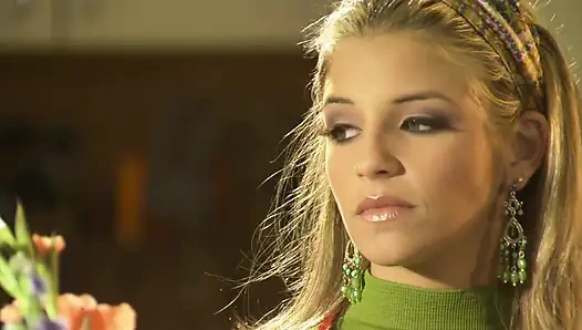 Sarışın bebekle yüzme havuzu açık havada eylem