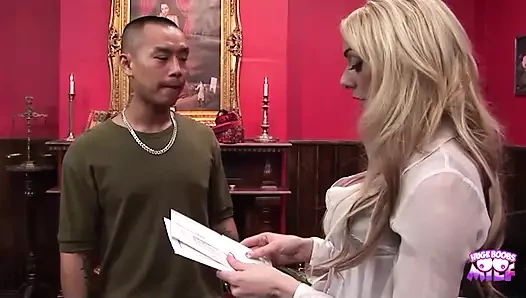 Yaramaz sarışın ateşli Asyalı baştan çıkarıyor ve masasının üzerinde domalıyor