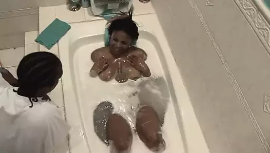 İri göğüslü zenci tenli iri güzel kadın nikole richie yarakla sikişiyor