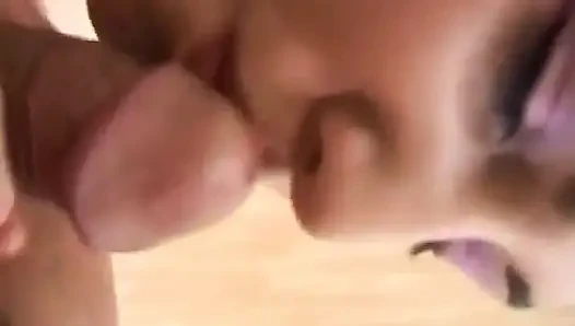 Azgın genç kız büyük şişman bir yarağın her santimini emmeyi ve okşuyor