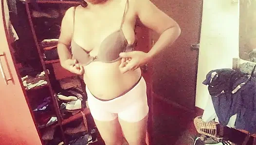 Seksi üvey anne Tina üvey oğlu için giyiniyor