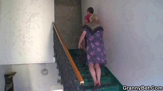 70 yaşındaki büyükanne tit-job verir ve doggy-fucked alır