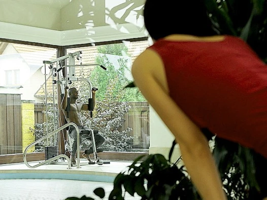 Siyah4k. yakışıklı siyahi sporcu minik beyazı gerçekten seviyor...