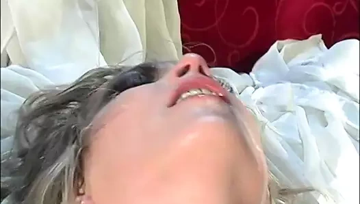 Soyunma sarışın bebek dizlerinin üstüne çöküyor ve başını sallıyor