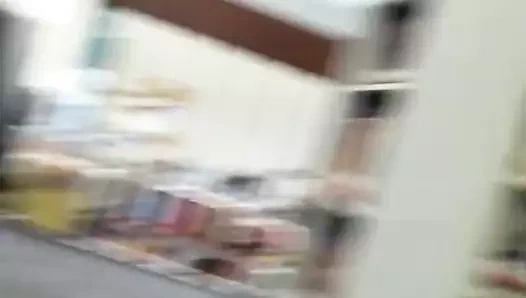 18 yaşındaki genç kütüphanede