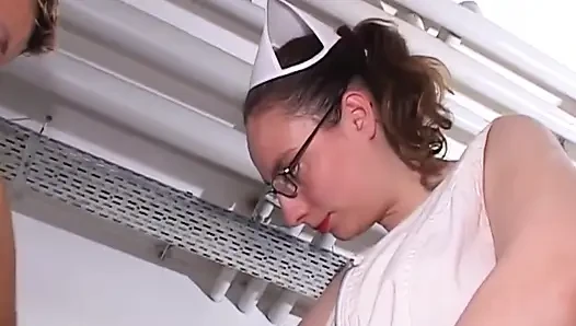 Doyumsuz orta yaşlı seksi kadın jinekoz sandalyesinde genişliyor