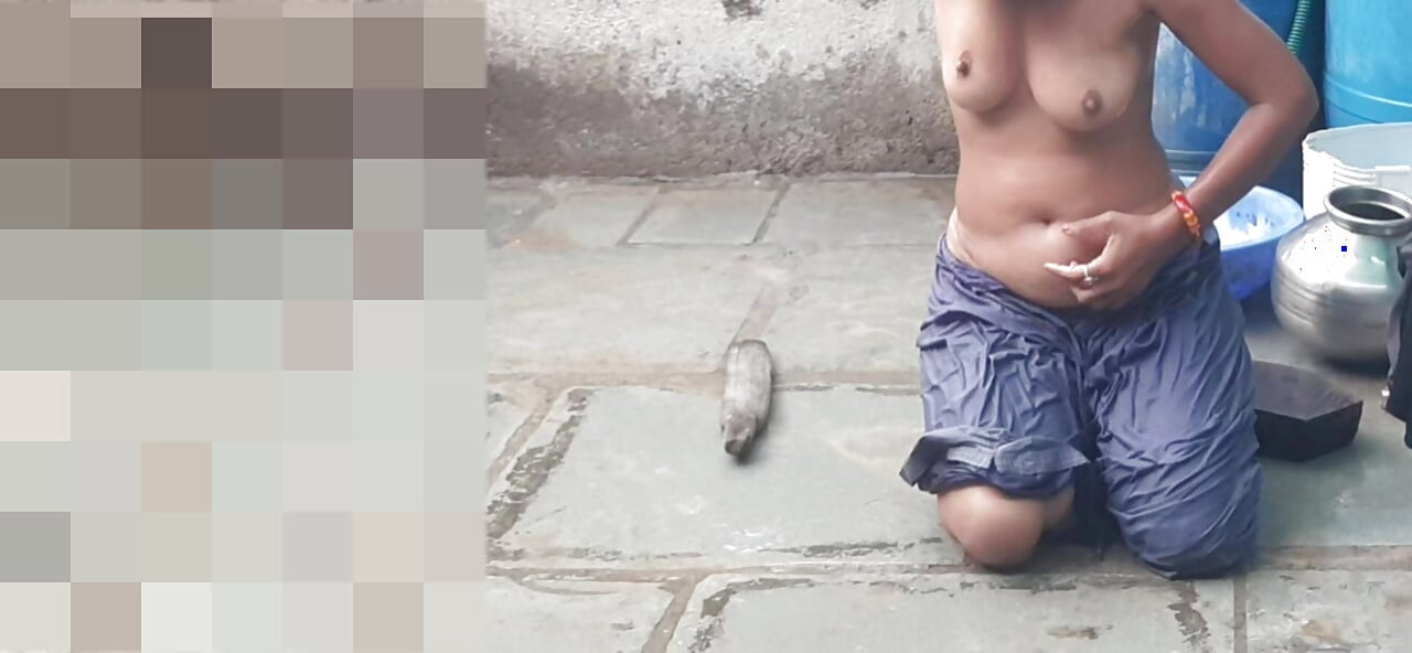 Kayınbiraderi eteğini açtı ve tamamen çıplak bir şekilde açık banyoda banyo yaptı.