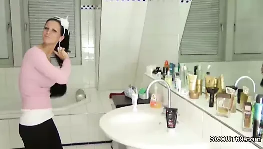 Schwester wird vom Stief bruder erwischt und gibt Handjob