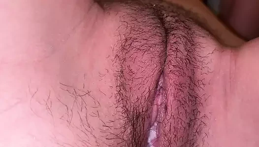 Şeffaf külotlu kıllı amcığını yakın çekim okşuyor