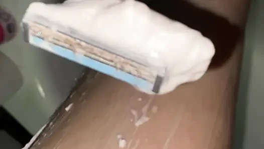 Kıllı bacaklar tıraş oluyor yakın çekim