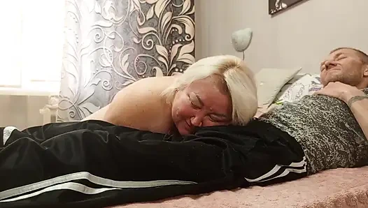 Komşu yüksek kalitede derin sakso çekiyor ve ağzına boşalıyor