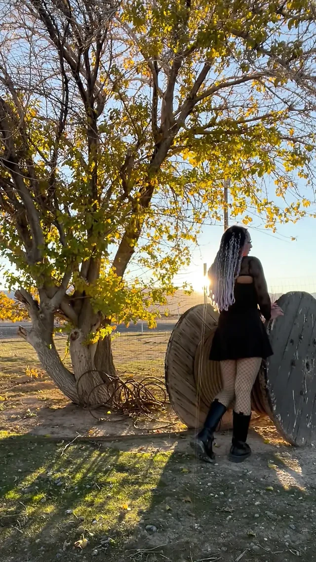 Seksi gotik kız ateşli çişini yapıyor