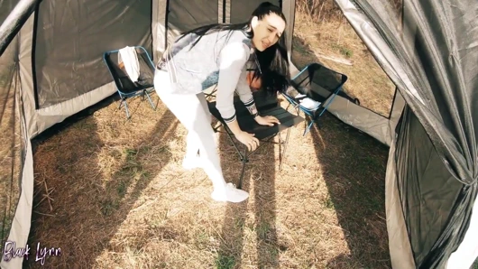 Aldatan turist yardım için çadırda yabancıyı emiyor - ağzına boşalma ve oral dölleme - black lynn