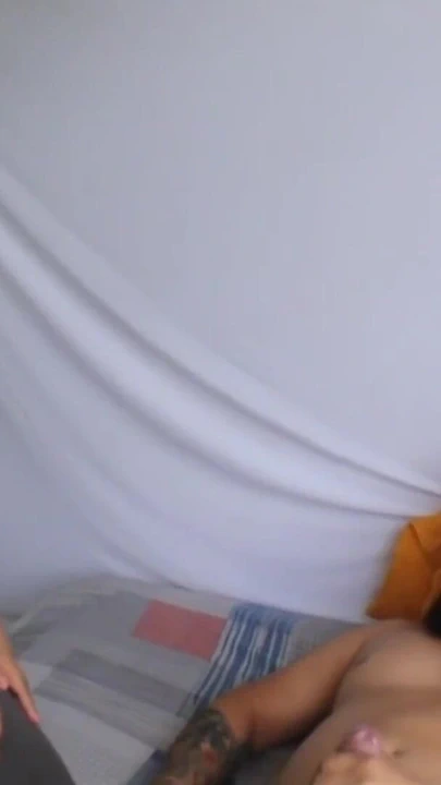 Milf üvey annem bana cinsel güçlendirici veriyor, gerçekten tahrik olup onu sertçe seviştirip tüm sütü ağzına döküyorum - Porno En Español | Klip 1