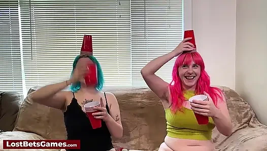 Head Stack Cups keyifli felaketin kenarında soyunuyor