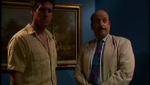 C-fincan sarışın bacağını kaldırır, böylece sarışın sürtük yiyebilir ve yapay penis onu kedi becerebilir