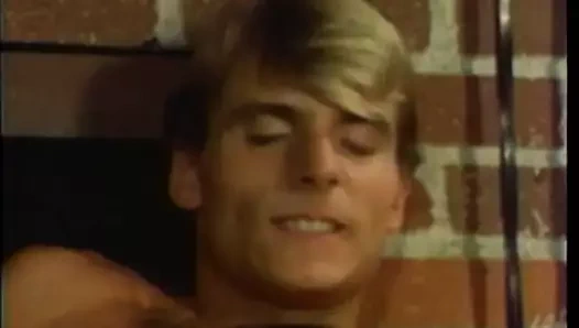 Seksi esmer civciv genç adamın büyük horoz derin boğaz, sonra sikikleri